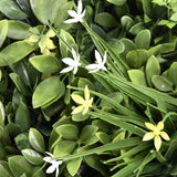 Groene bladeren met kleine witte en gele bloemen van de Plantmat LEAFLUXE WALL 2 van hjh LIVING