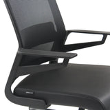 Armleuning en zitting van de INVENTOR V PRO vergaderstoel in zwart met netrugleuning van hjh OFFICE