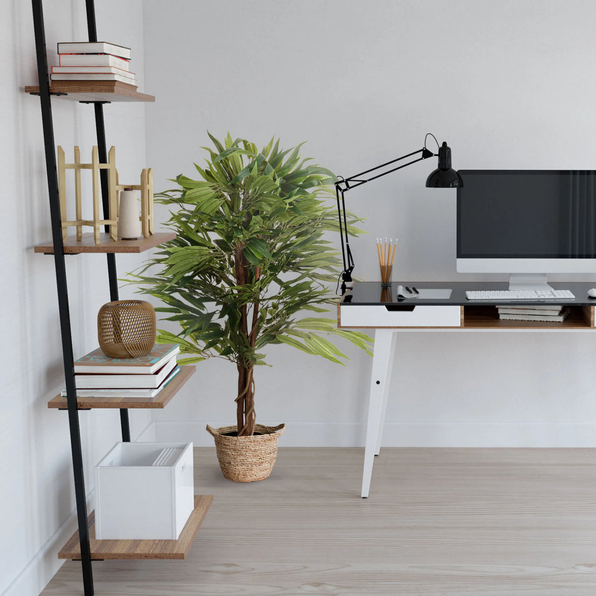 Groene kunstplant MANGO in een gevlochten mand naast een bureau van hjh OFFICE