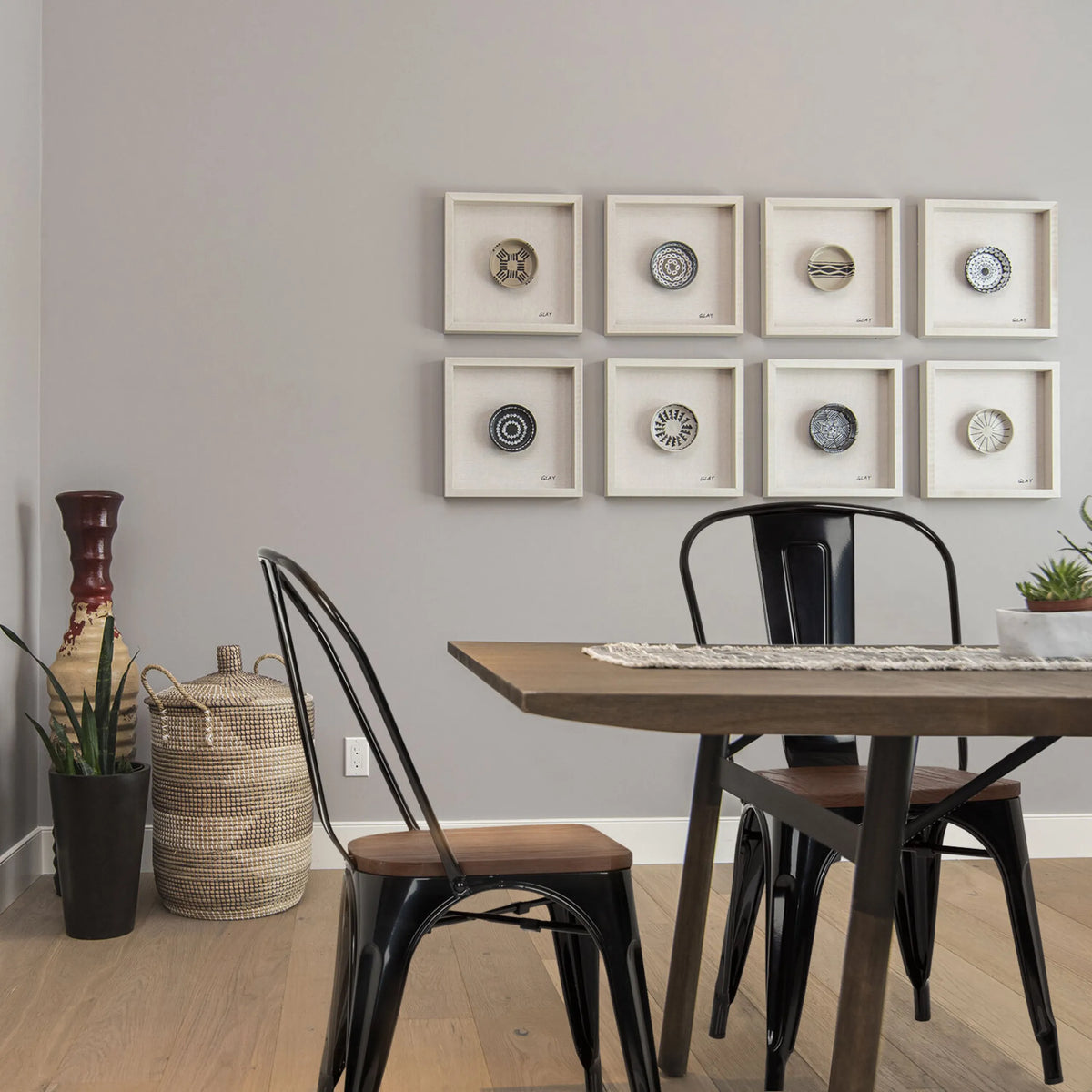 Zwarte Bistrostoelen VANTAGGIO COMFORT W met houten zitting aan een eettafel van hjh OFFICE