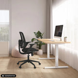 Thuisgebruik bureaustoel Malio in het zwart aan een in hoogte verstelbaar bureau van hjh OFFICE (AI-gegenereerde afbeelding)