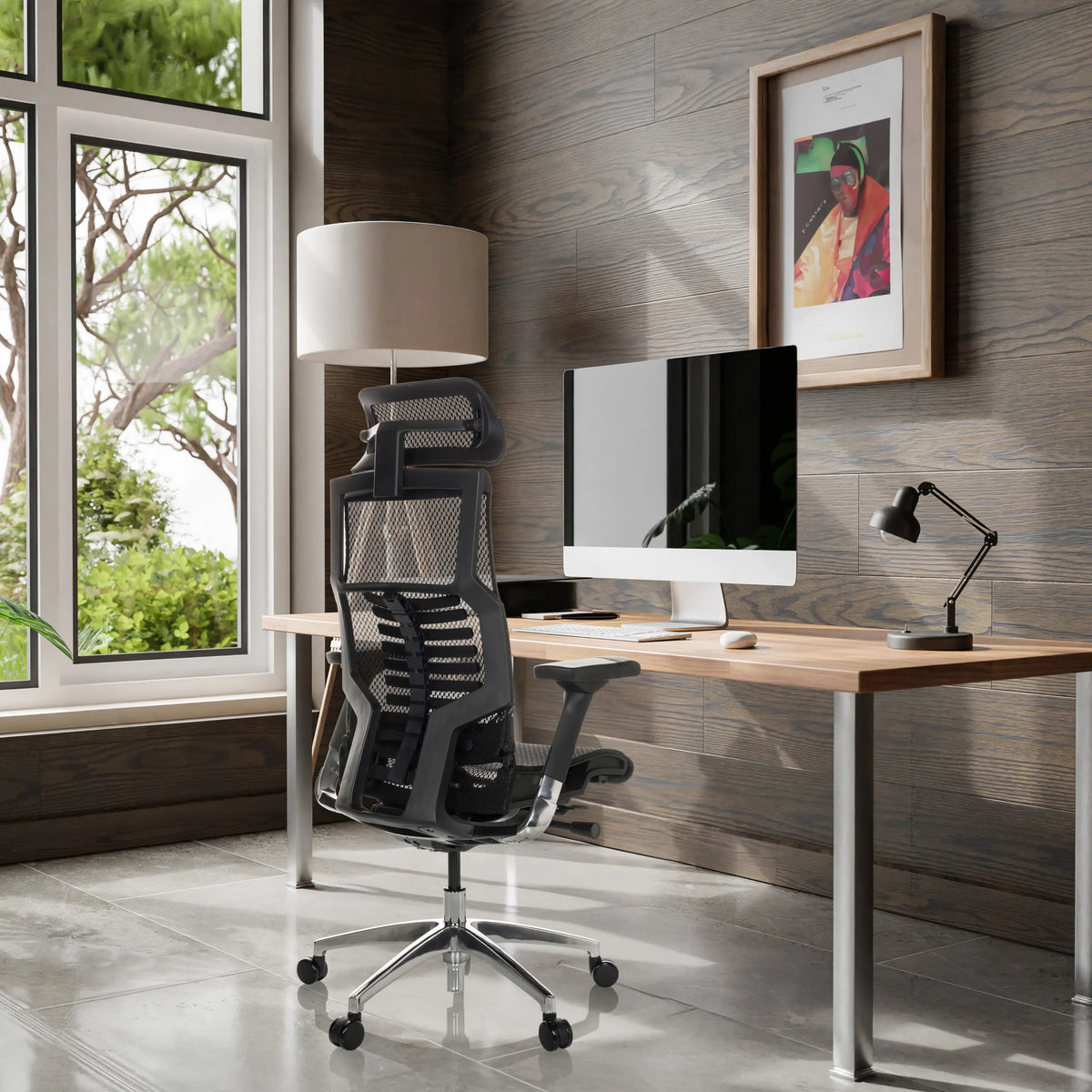 Zwarte High end bureaustoel POFIT GEN2 met netrugleuning en hoofdsteun aan een bureau van hjh OFFICE
