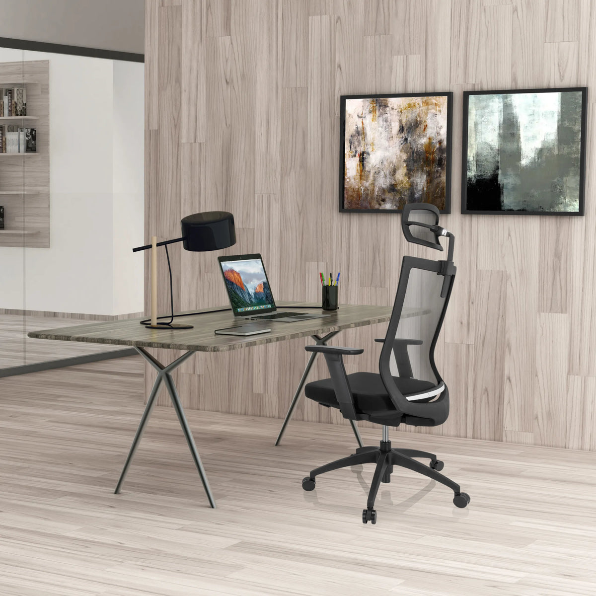 Zwarte professionele bureaustoel ASPEN PRO met netrugleuning en hoofdsteun aan een bureau van hjh OFFICE