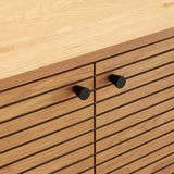 Verzinkte fronten met zwarte knoppen van het LINNO S dressoir in eiken van hjh LIVING