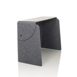 Grijze tafelverdeler FLEXMIUT FOLD met twee horizontale kabeluitlaten van hjh OFFICE – 360-gradenweergave (schuin vooraanzicht 60°)