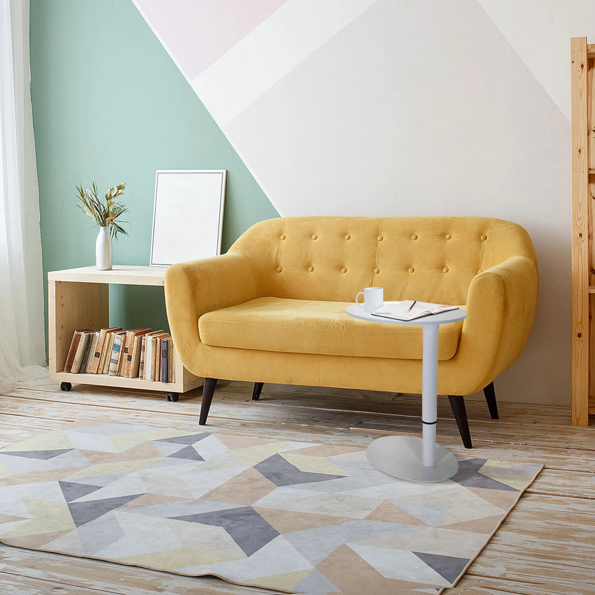 Wit zit-sta bureau STAND III als kleine bijzettafel voor een gele sofa van hjh OFFICE