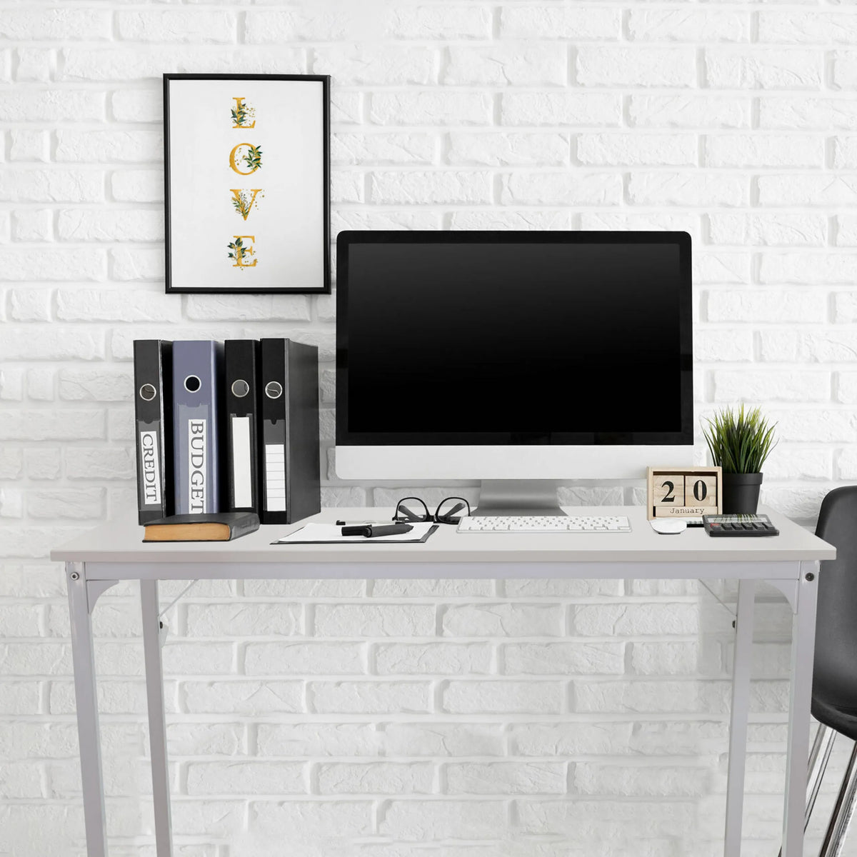 Wit bureau WORKSPACE I met afmetingen van 100 × 50 cm voor een witte bakstenen muur van hjh OFFICE