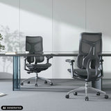 Twee zwarte professionele bureaustoelen S100-M301 met netrugleuning aan een bureau van Sihoo (AI-gegenereerde afbeelding)