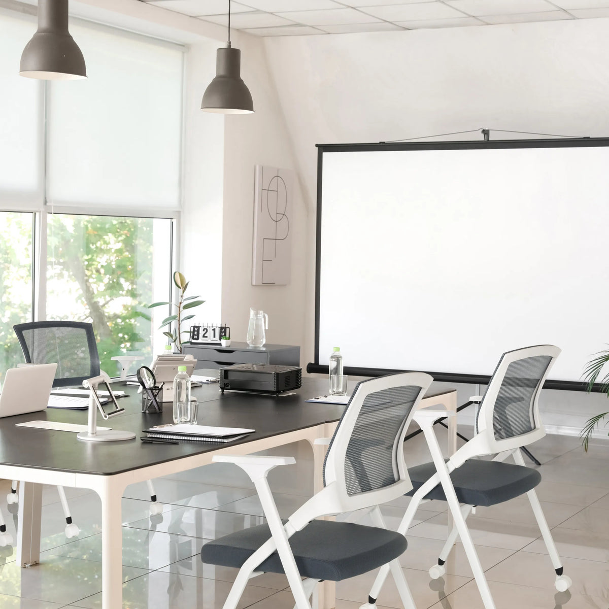 Grijze klapstoel PRIORITY II W met wit onderstel en netrugleuning van hjh OFFICE