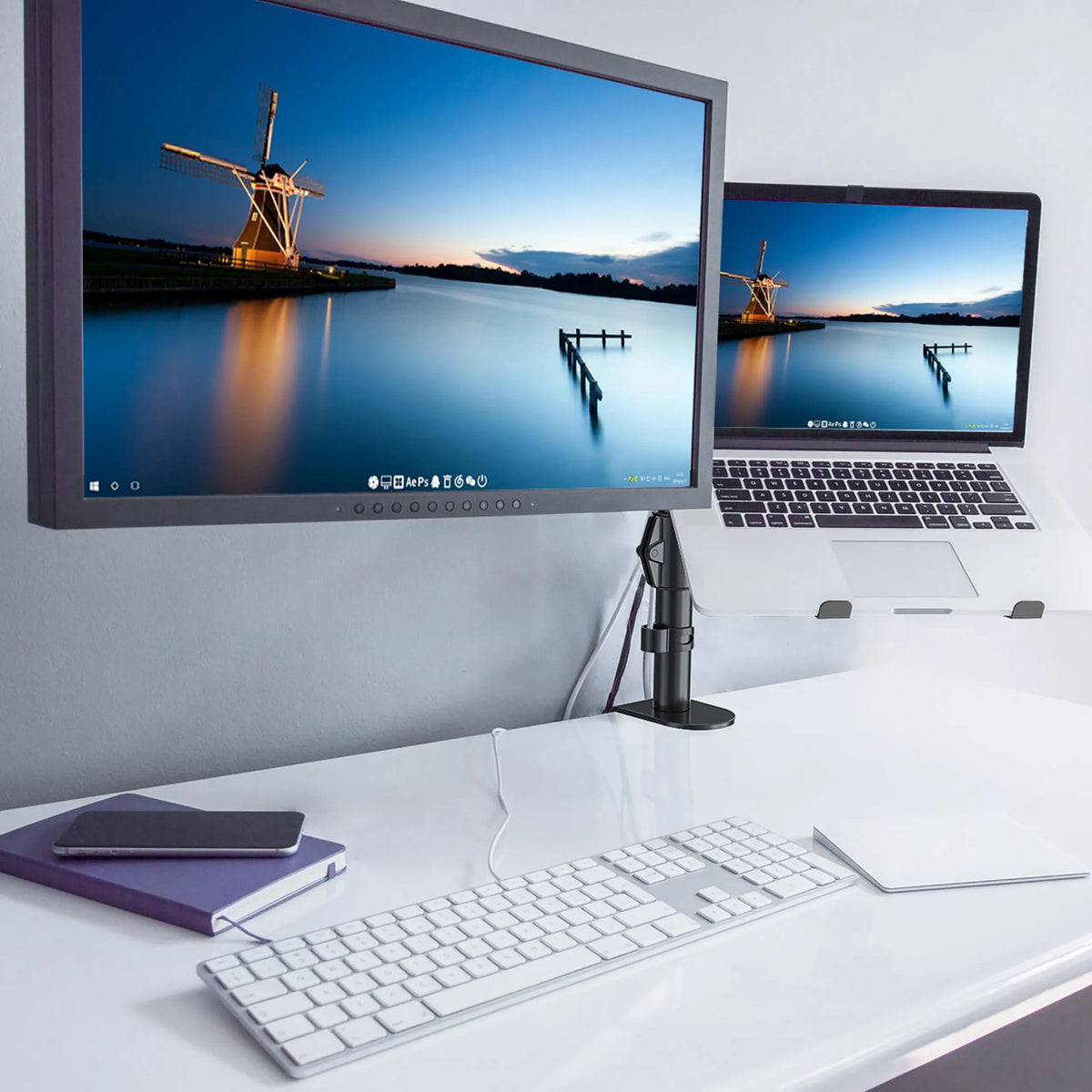 Zwarte VM-MH2 monitorsteun met een bevestigd scherm op een wit bureau van hjh OFFICE