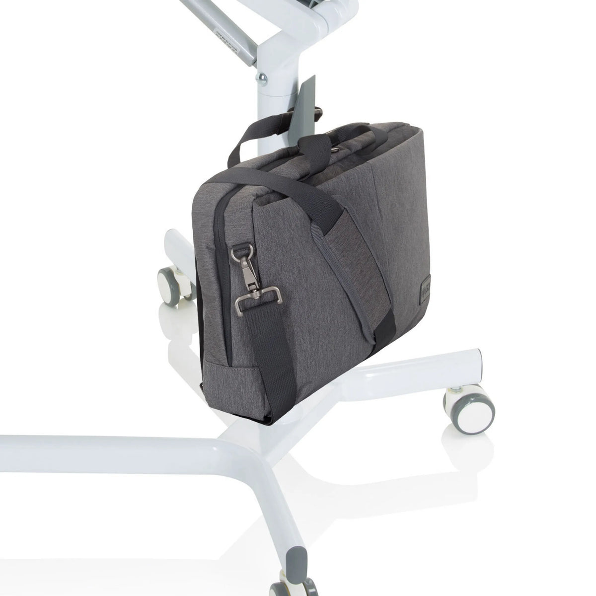 Grijze laptoptas met schouderband aan het frame van het zit-sta bureau STAND VM-SU I van hjh OFFICE