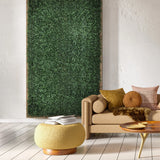 Groene plantmat LEAFLUXE 1 als verticale wanddecoratie in een woonruimte van hjh LIVING