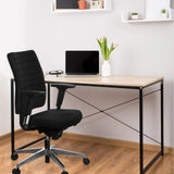 Professionele bureaustoel PRO-TEC 350 in het zwart met armleuningen aan een bureau van hjh OFFICE