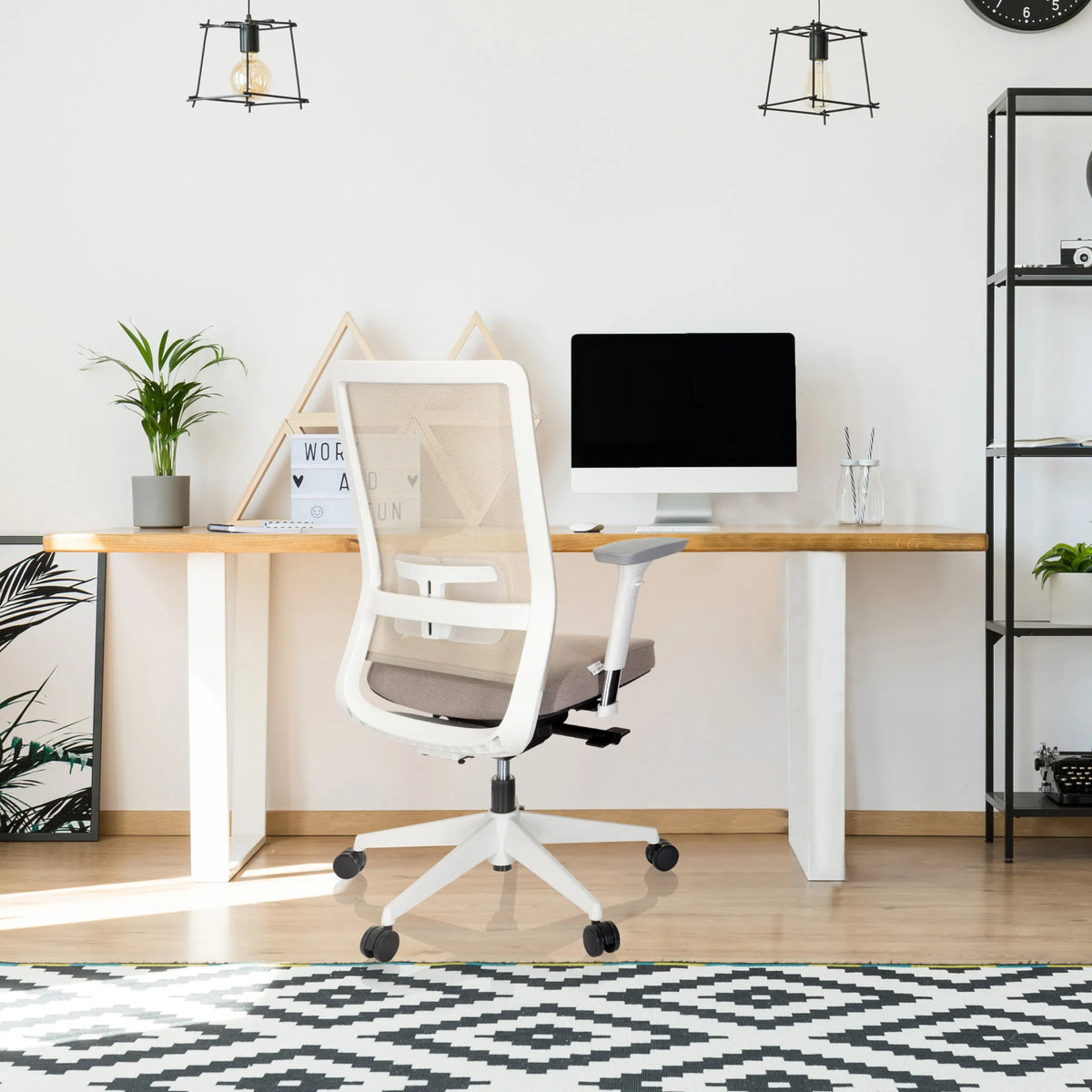 Beige professionele bureaustoel PURE WHITE met netrugleuning en witte armleuningen van hjh OFFICE
