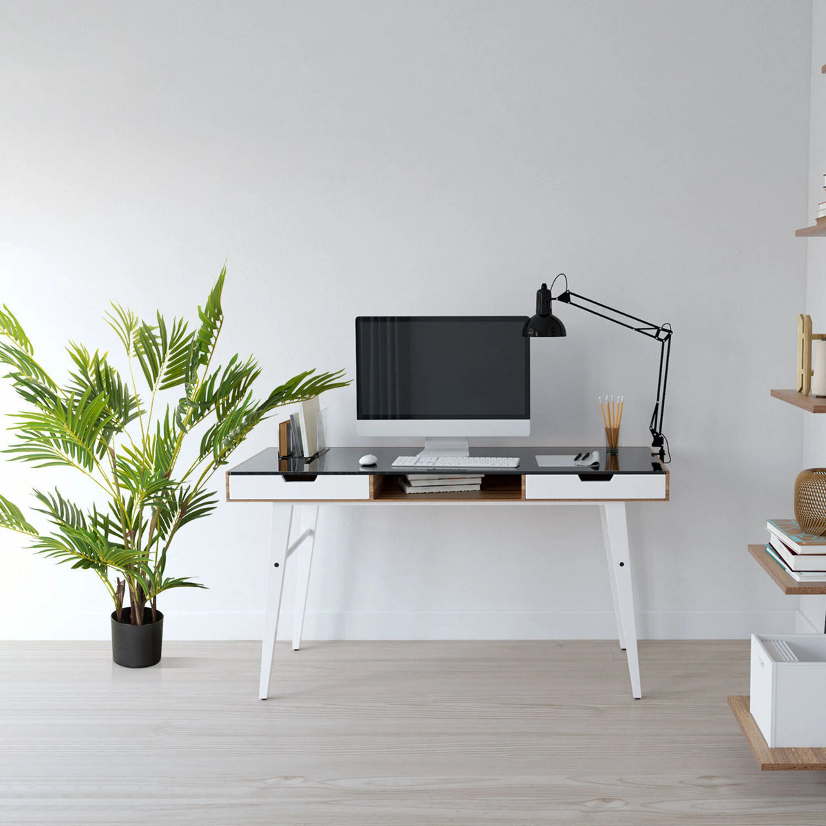 Kunstplant ARECA I in groene kleur in een eenvoudige zwarte pot naast een bureau van hjh OFFICE