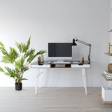 Kunstplant ARECA I in groene kleur in een eenvoudige zwarte pot naast een bureau van hjh OFFICE