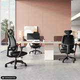 Drie zwarte professionele bureaustoelen RI-COVER aan een bureau van hjh OFFICE (AI-gegenereerde afbeelding)