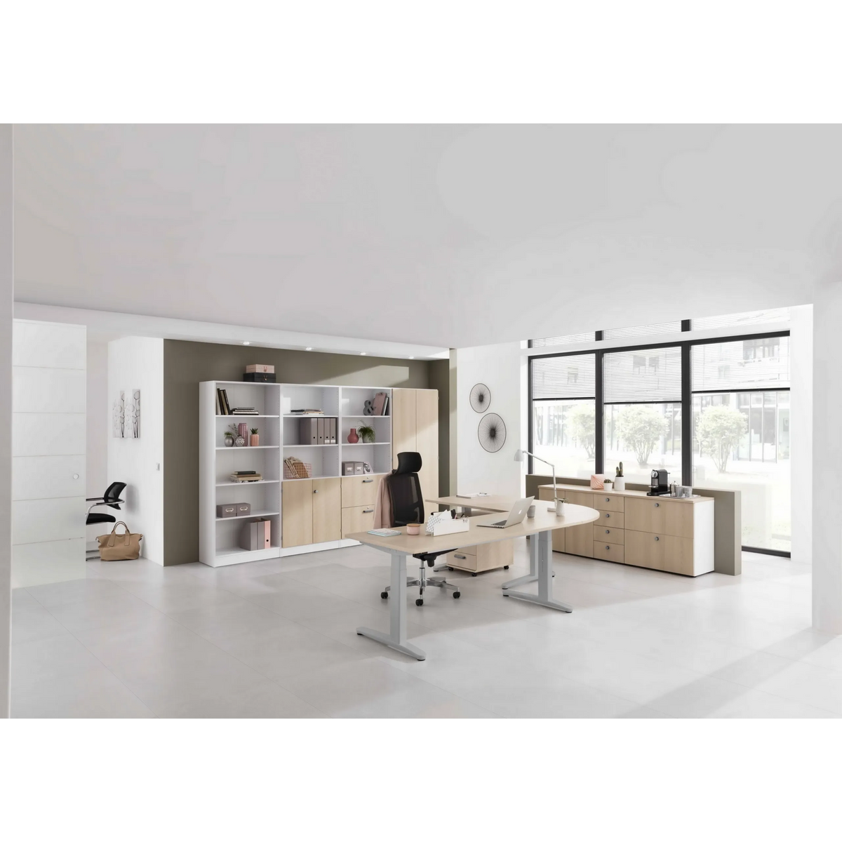 Hoogteverstelbaar bureau XTRA XB 2E SS in essen-eiken met twee onderstellen in een licht kantoor van hjh OFFICE PRO