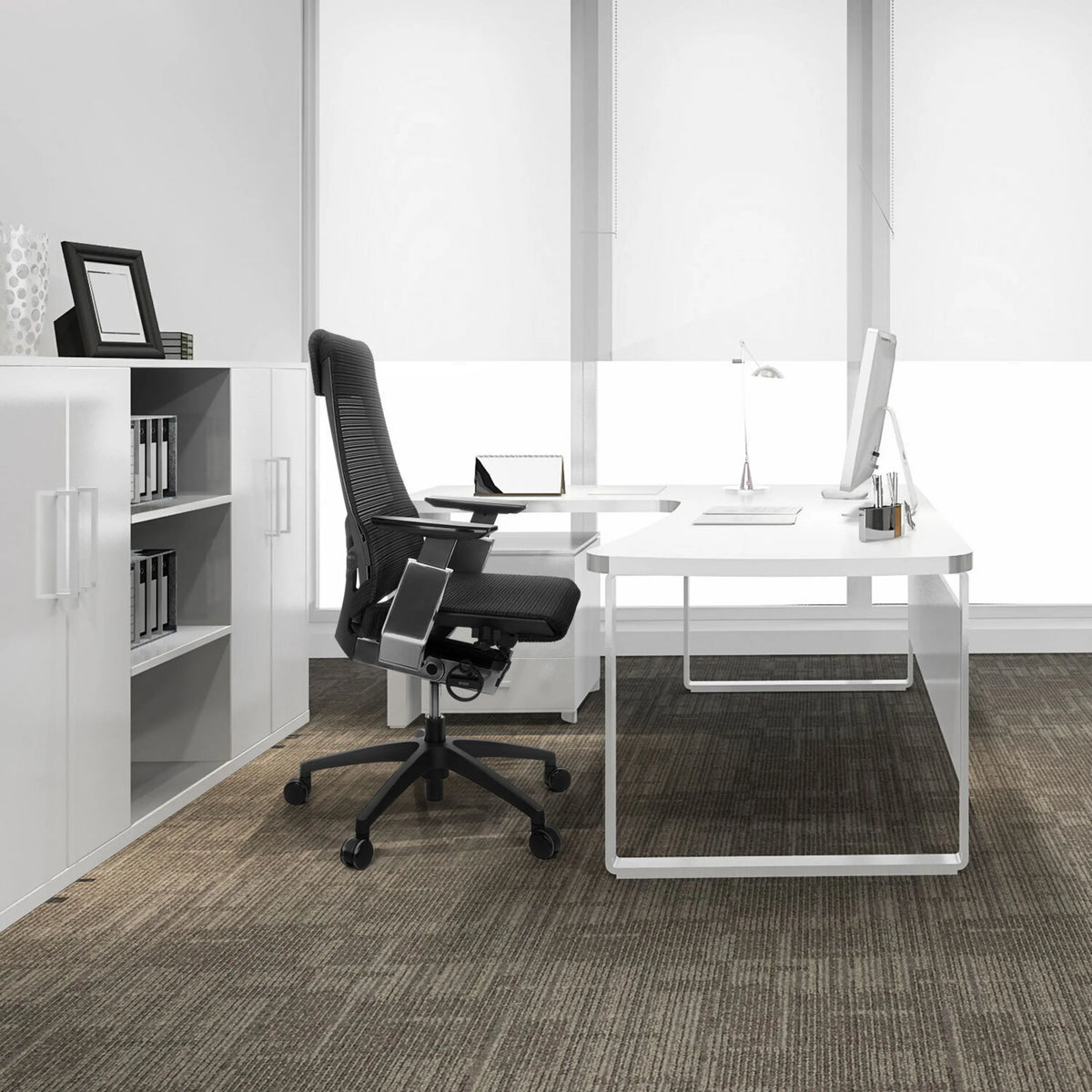 Professionele bureaustoel GENIDIA SMART BLACK CM met zwarte netrug en chromen frame van hjh OFFICE