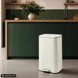 Beige prullenbak Clean 1 met voetpedaal en een inhoud van 30 l van hjh OFFICE (AI-gegenereerde afbeelding)