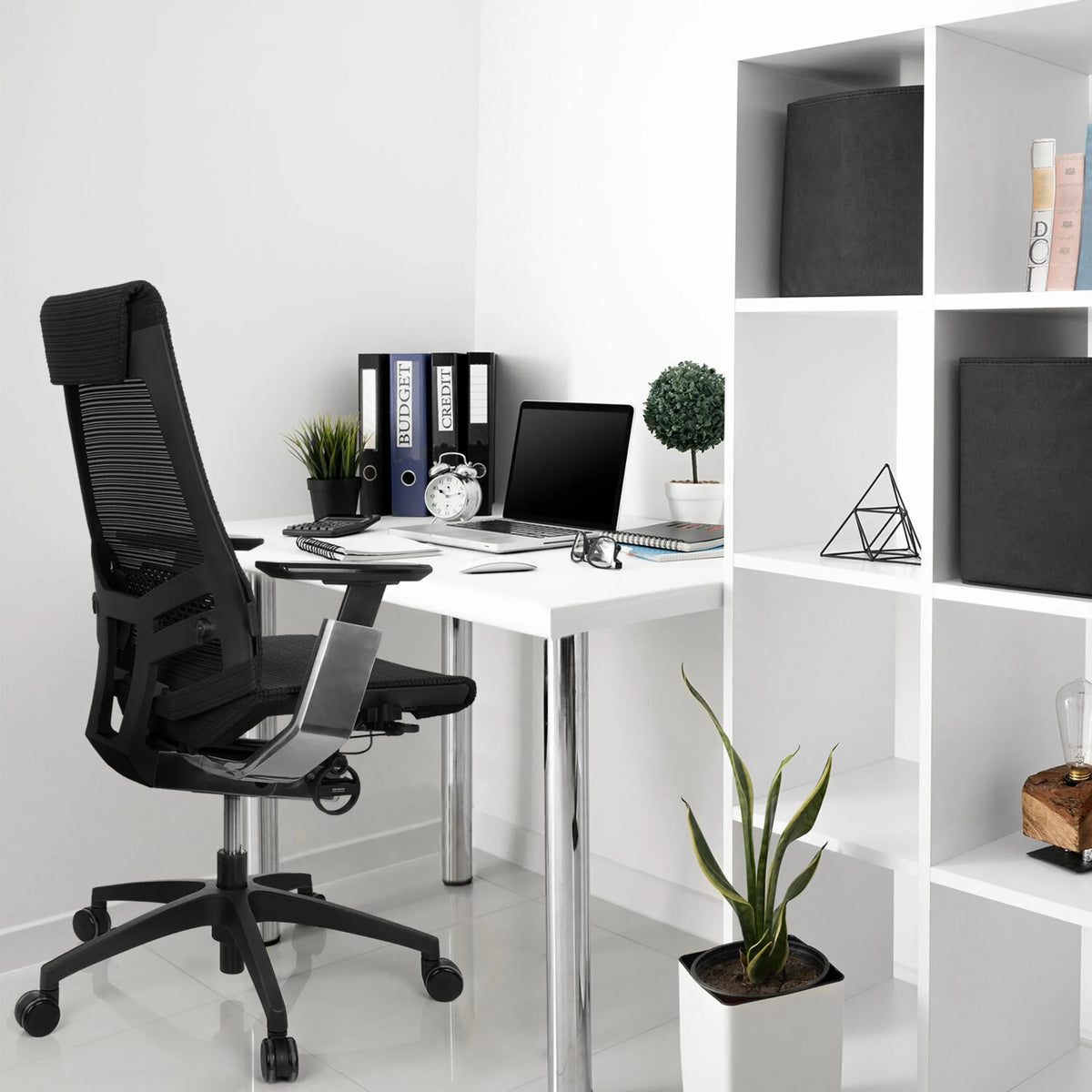 Zwarte professionele bureaustoel GENIDIA SMART BLACK CM met netrug en chromen frame van hjh OFFICE