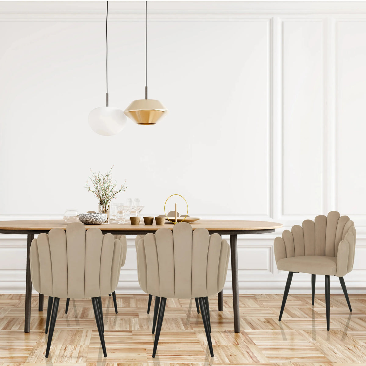 Beige SCALLORE eetkamerstoelen met schelpvormige rugleuning en zwarte poten van hjh LIVING