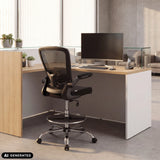 Zwarte VENDO WORK baliestoel met voetring aan een bureau van hjh OFFICE (AI-gegenereerde afbeelding)