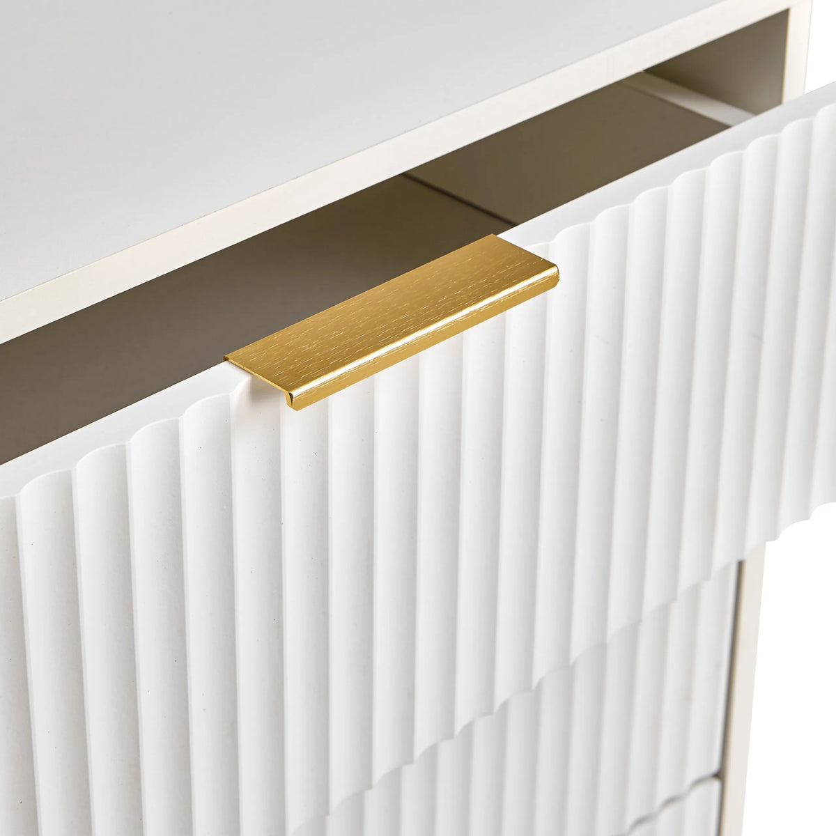 Goudkleurige handgreep op een wit geribbeld front van de Hjelle K commode van hjh LIVING
