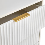 Goudkleurige handgreep op een wit geribbeld front van de Hjelle K commode van hjh LIVING