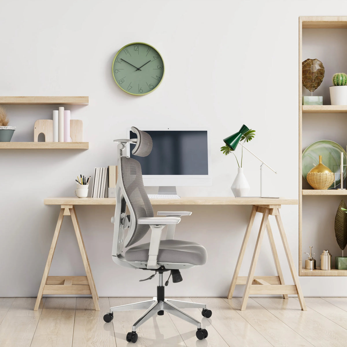 Grijze High end bureaustoel CASSILIS W met netrugleuning en hoofdsteun van hjh OFFICE