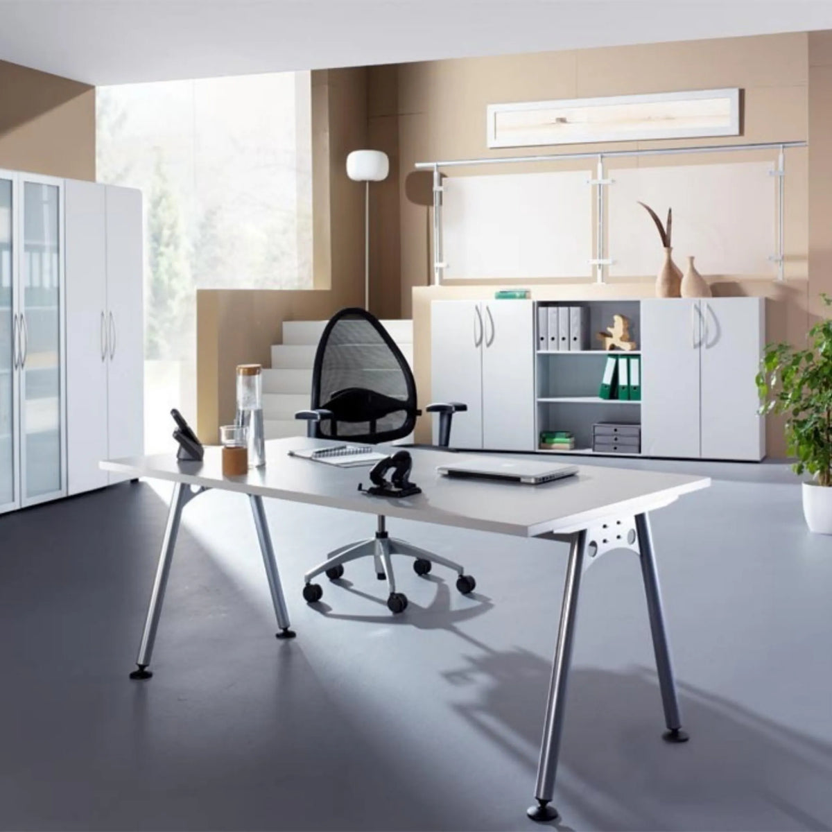 Hoogteverstelbaar bureau ATOS 18 S in knoestig eiken, afmetingen 180 x 100 cm van hjh OFFICE PRO