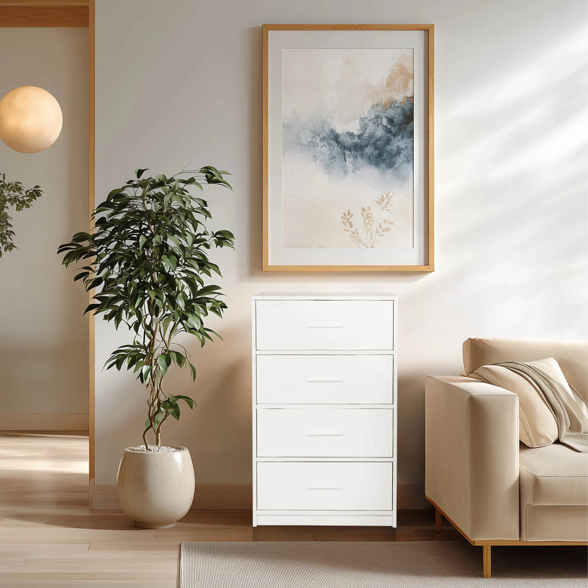 Witte commode ESTORIA met vier laden in een lichte woonruimte van hjh LIVING