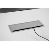Zilveren kabelklep van de ELKL 30 accessoires met een uitgaande kabel op een wit tafelblad van hjh OFFICE PRO