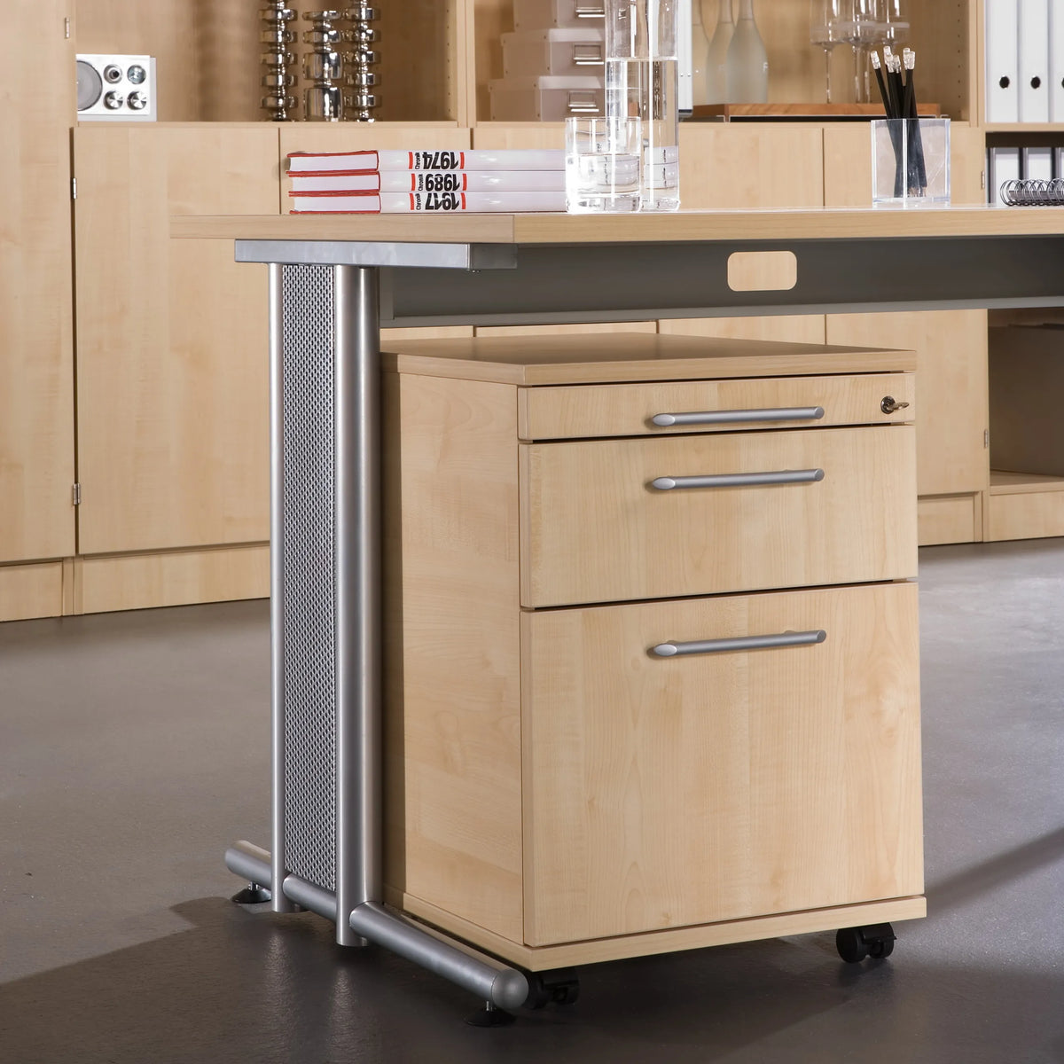 Rolcontainer SIGNA AC20 in essen oak met metalen beugelgrepen en zwenkwielen van hjh OFFICE PRO