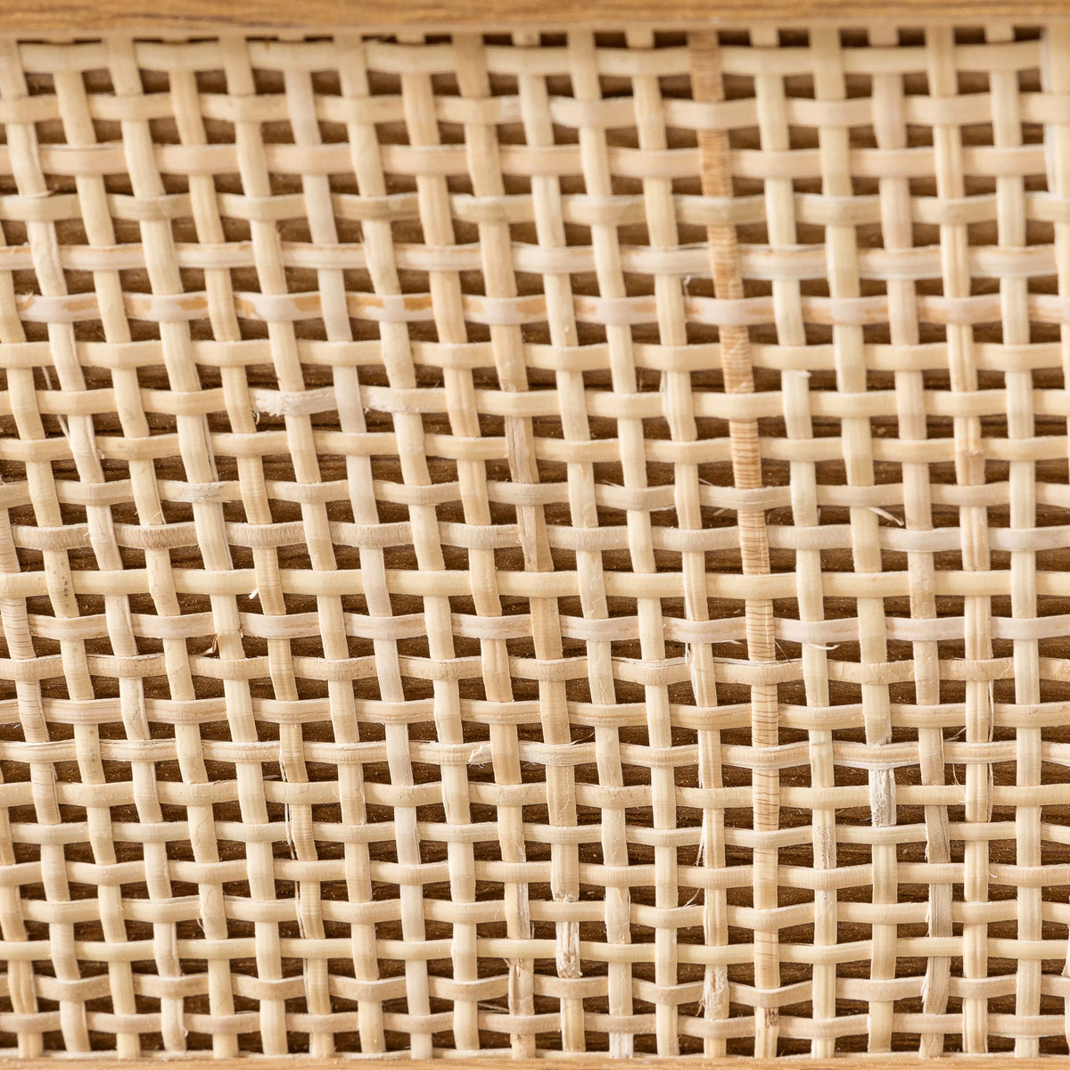 Gevlochten Weense vlechtstructuur van de commode BOHEO K in eiken van hjh LIVING