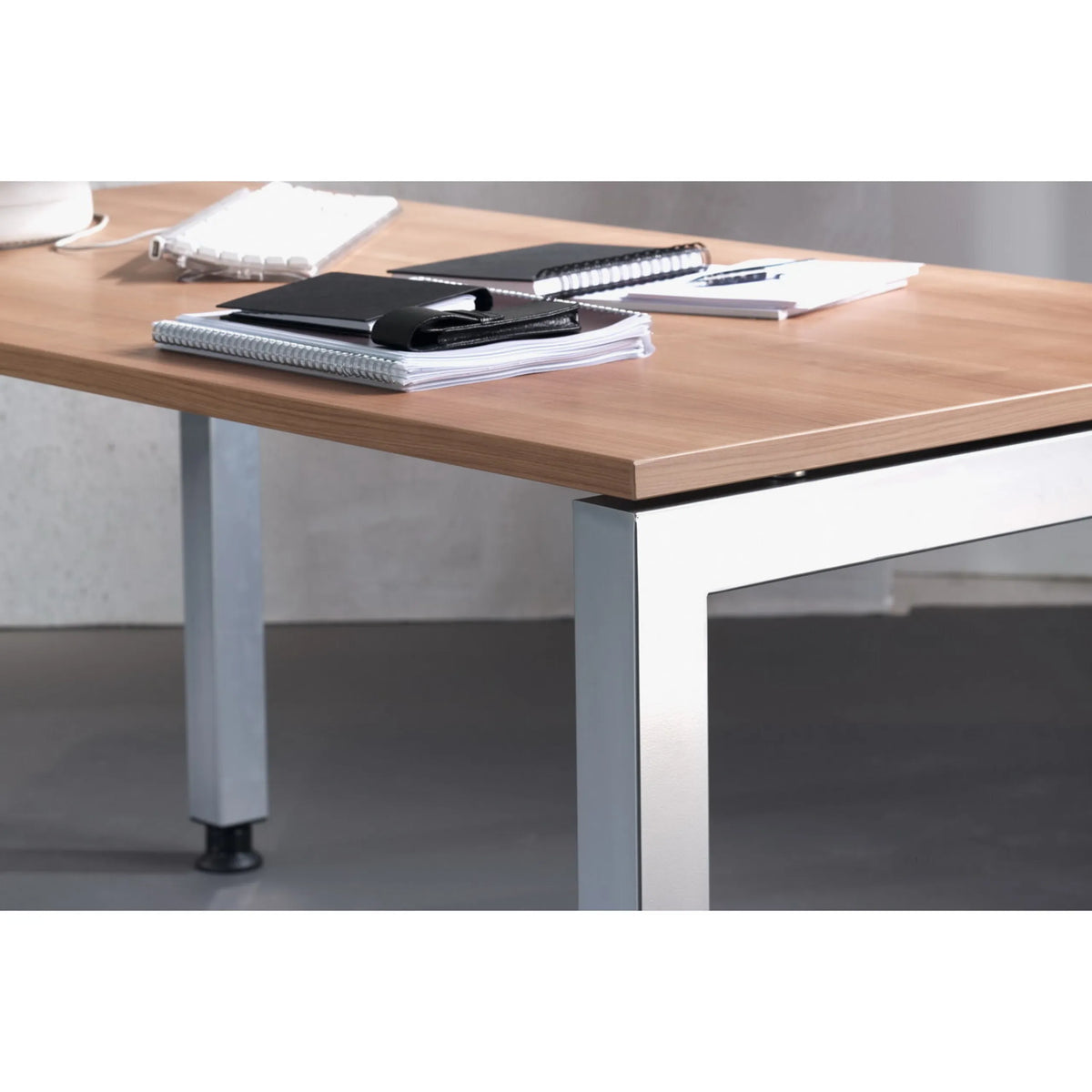 Tafelblad in rustiek eiken met zilverkleurig metalen frame van het JAVA 82 S bureau van hjh OFFICE PRO