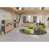 Modulare Bürolandschaft der Serie FlexWall mit Regalsystemen, Sitzelementen und Tischen von hjh OFFICE PRO