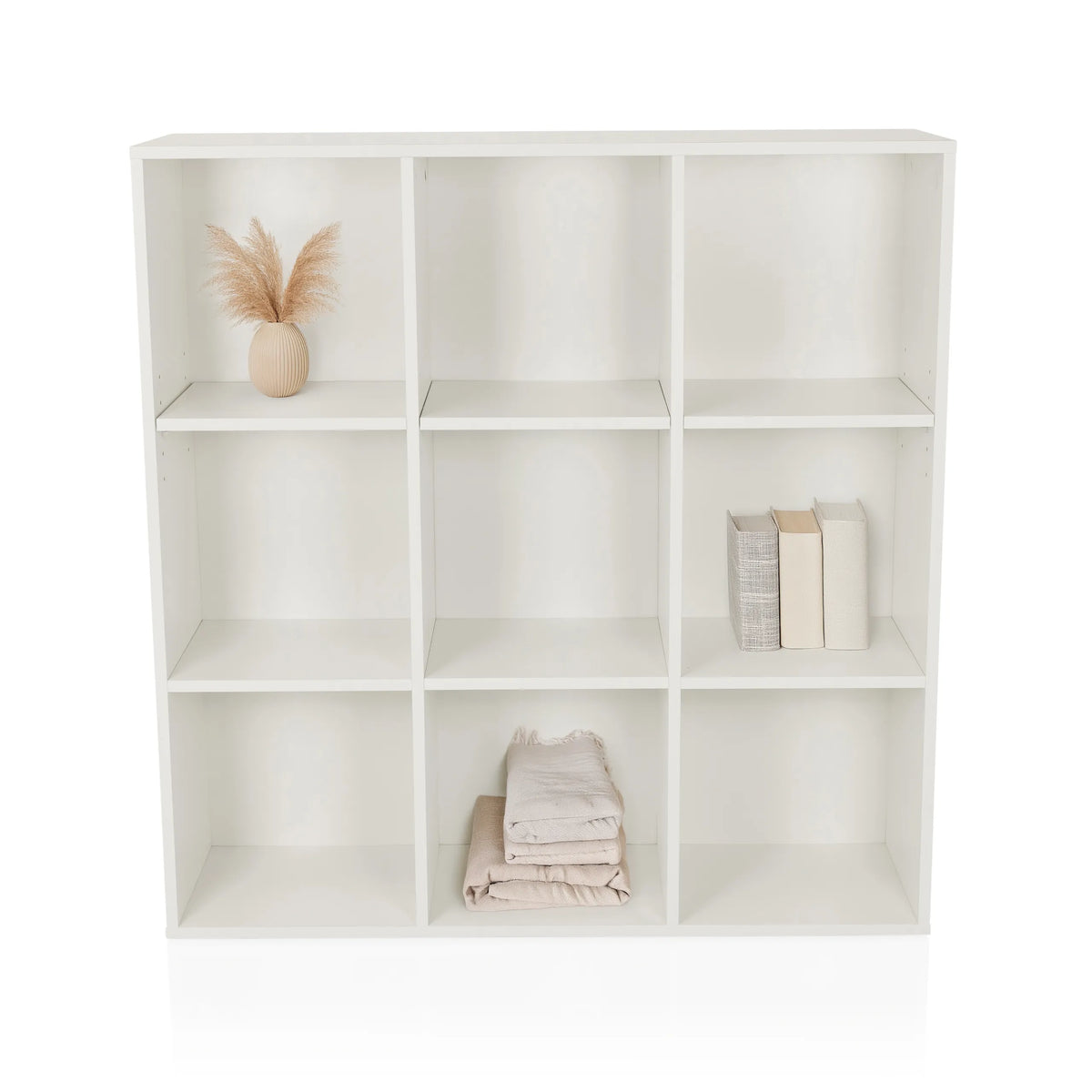 Witte plank BJORKE met negen vierkante vakken en decoratieartikelen van hjh LIVING