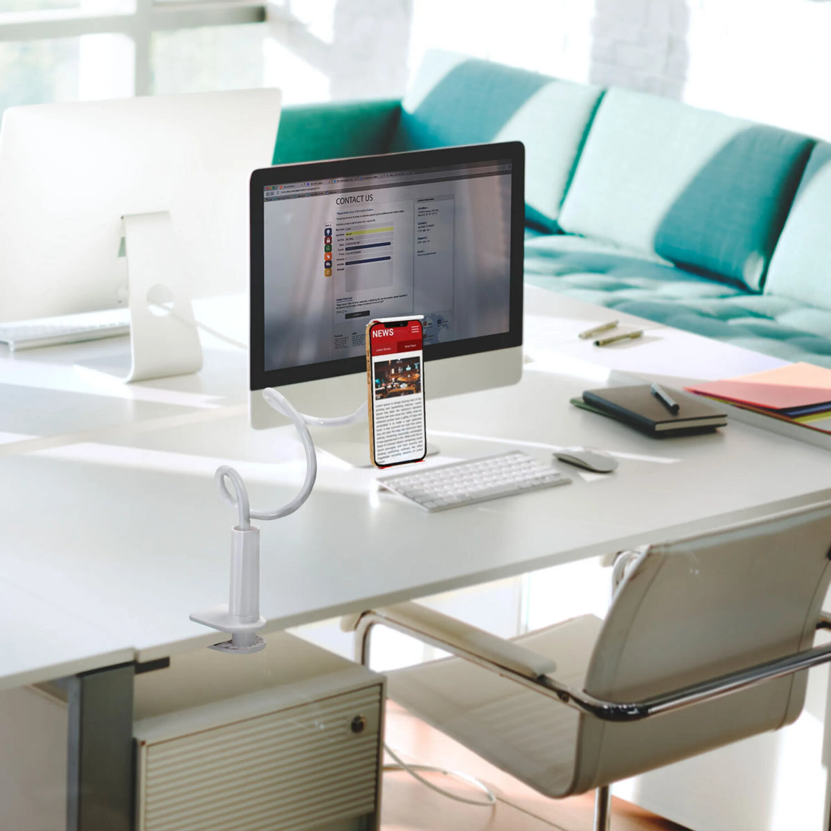 Witte houder voor mobiele telefoon & tablet FLEXMOBI I op een bureau met een smartphone van hjh OFFICE