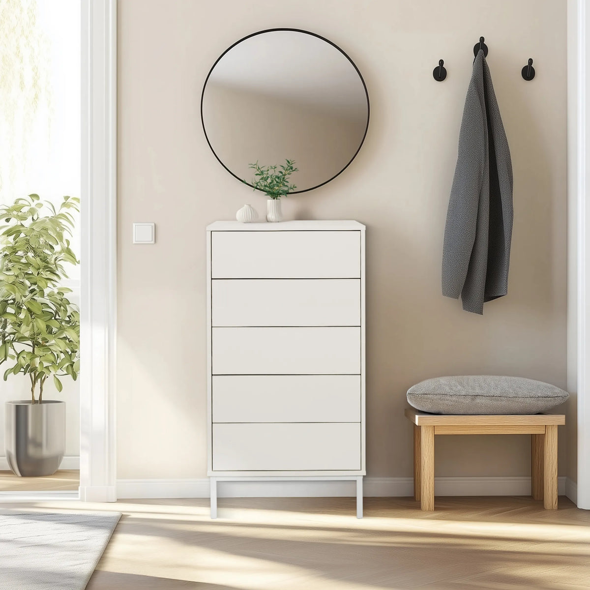 Witte commode BJORDAL met vijf lades in een lichte kamer van hjh LIVING