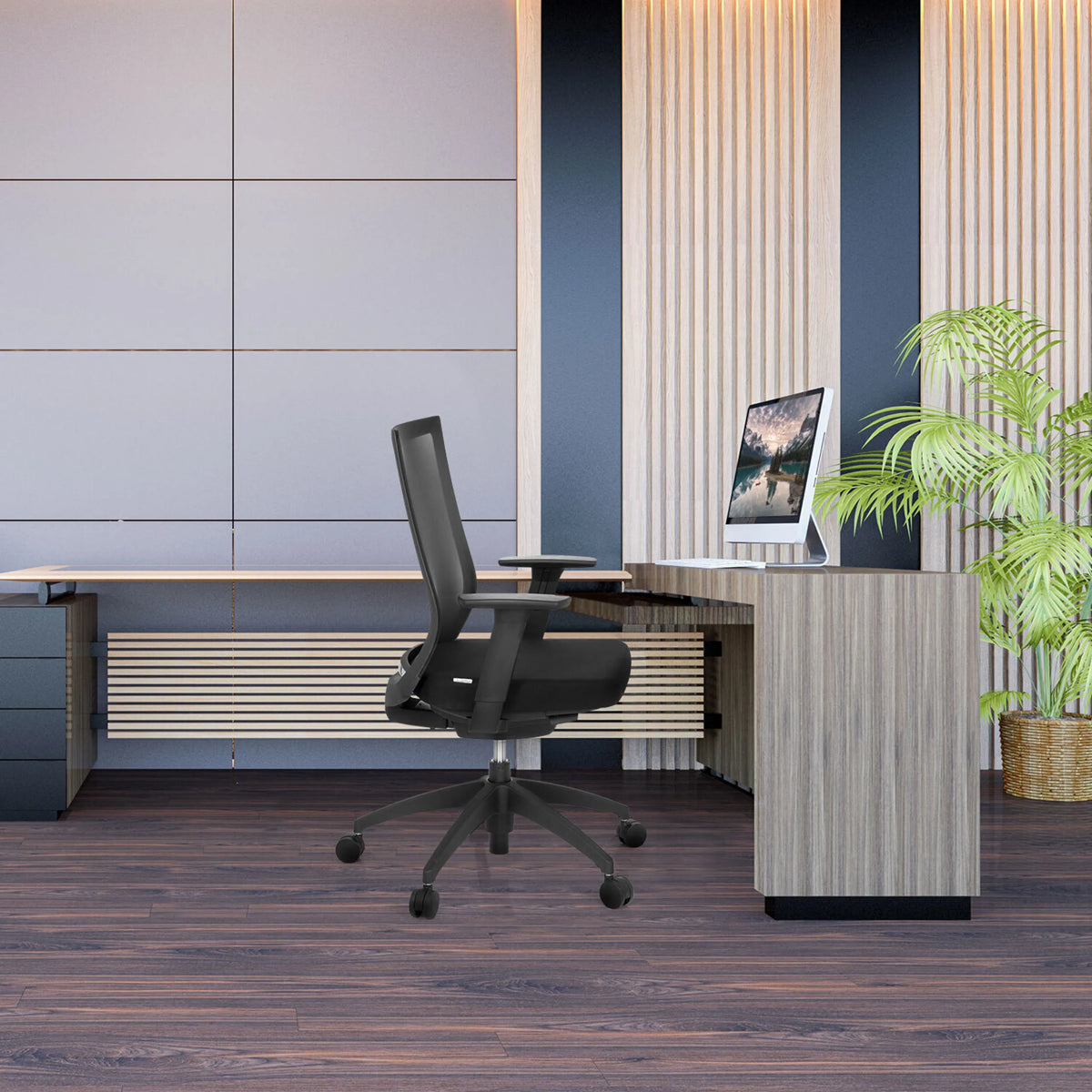 Zwarte Professionele bureaustoel ASPEN met netrugleuning aan een bureau van hjh OFFICE