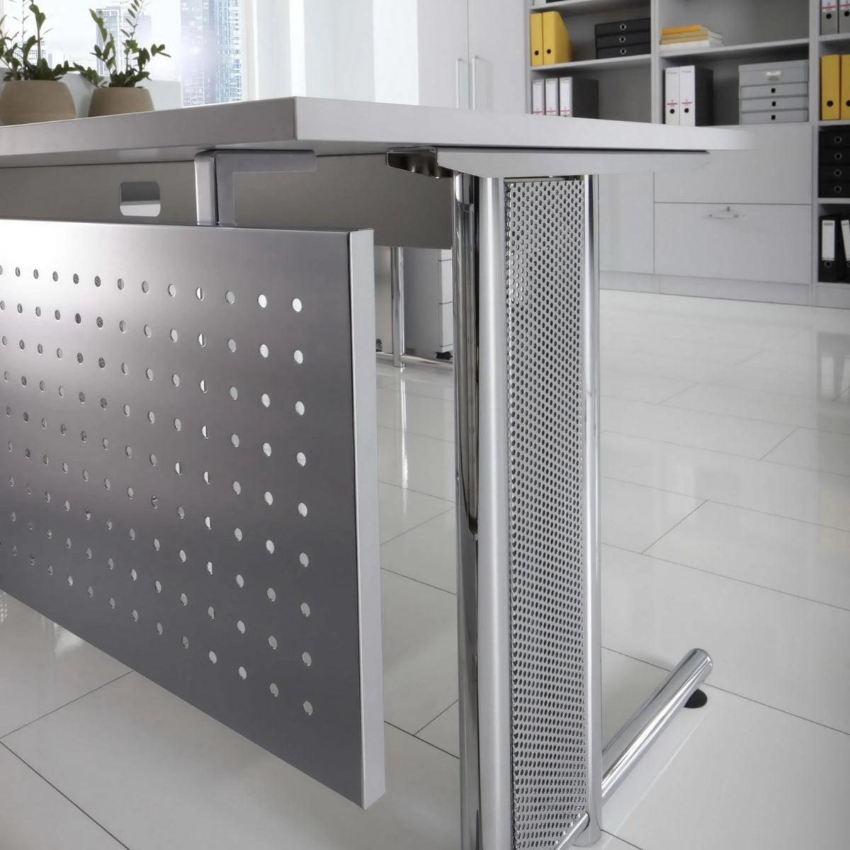 Geperforeerd privacypaneel en tafelpoot van het NANO 16 S bureau van hjh OFFICE PRO