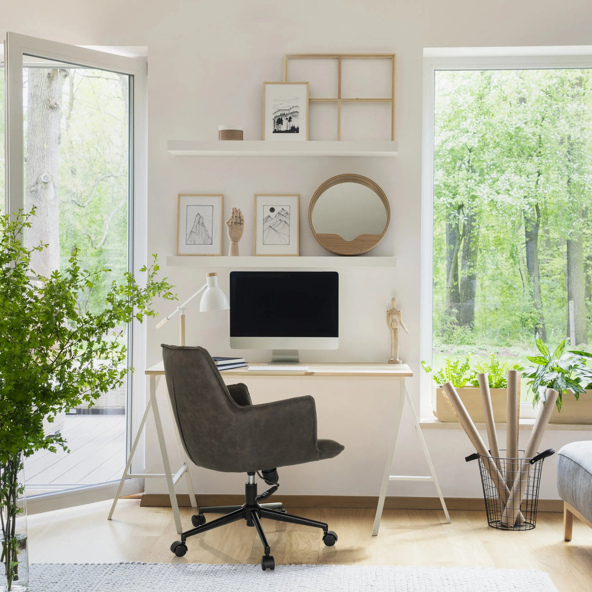 Thuisgebruik bureaustoel SOLAO LIFE in donkergrijs aan een wit bureau van hjh LIVING