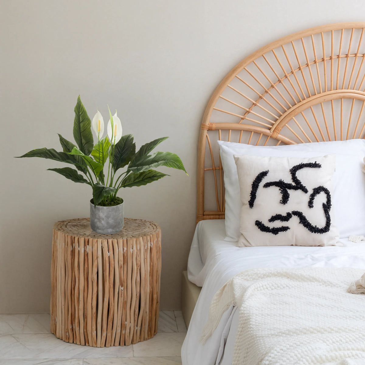 Kunstplant Spathiphyllum 1 in een grijze pot op een ronde houten bijzettafel van hjh OFFICE