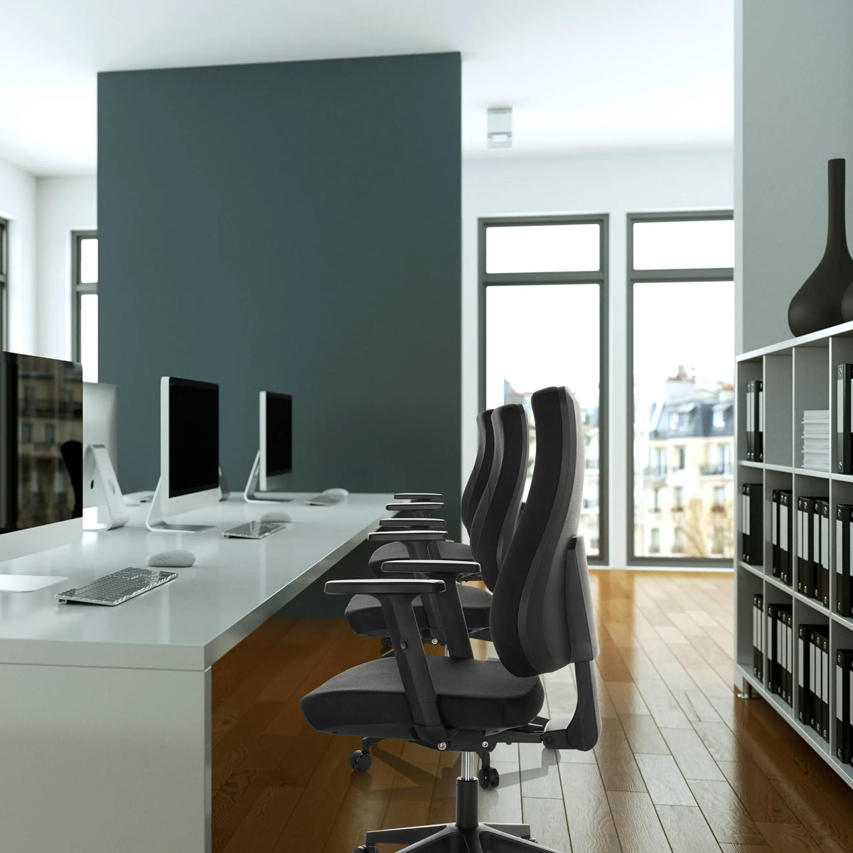 Professionele bureaustoel MATHES in het zwart in een rij aan een wit bureau in een modern kantoor van hjh OFFICE