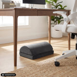 Zwarte Podi Velvet 1 voetensteun onder een bureau van hjh OFFICE (AI-gegenereerde afbeelding)
