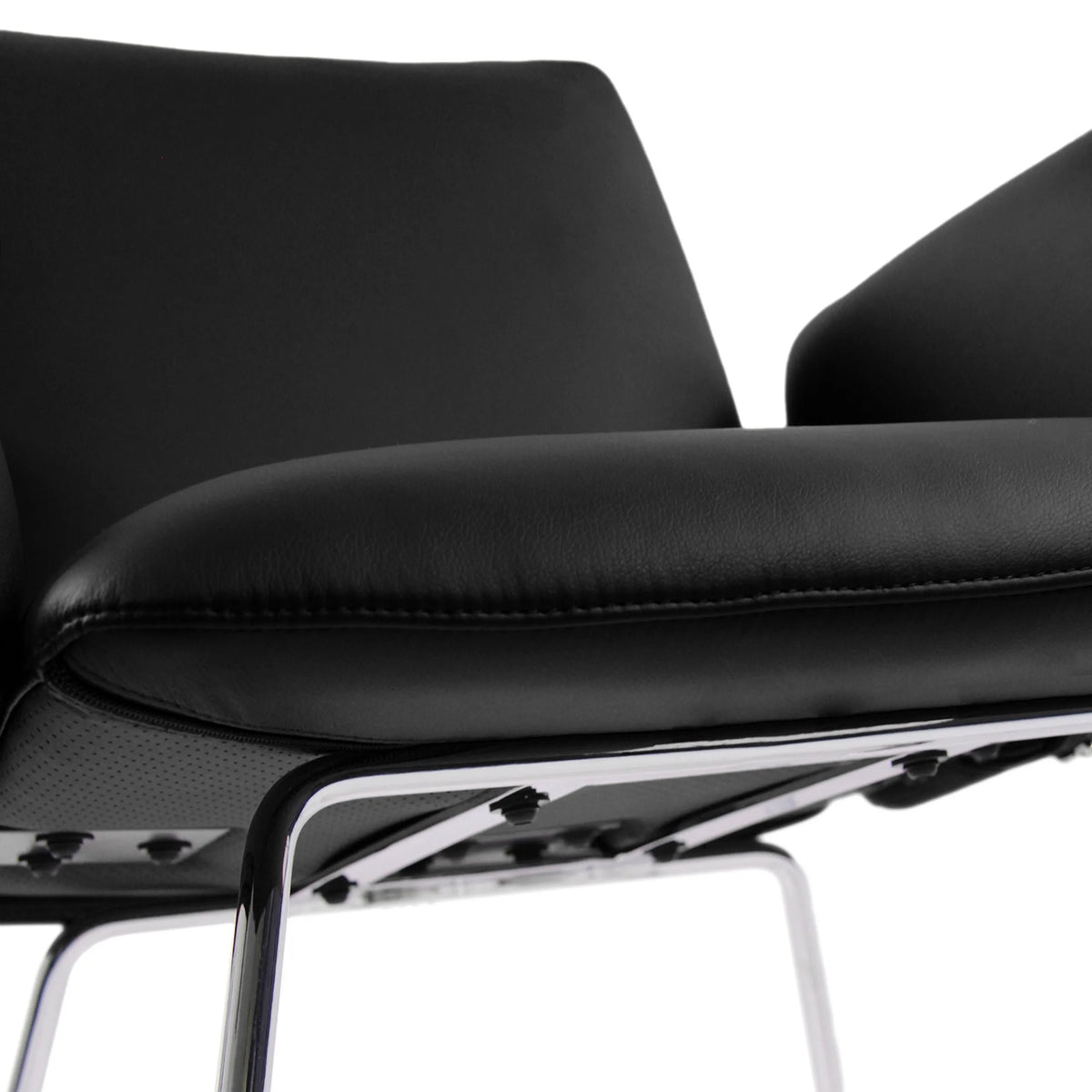 Zitting en chromen onderstel van de gestoffeerde stoel DESIGNIA V in zwart van hjh OFFICE