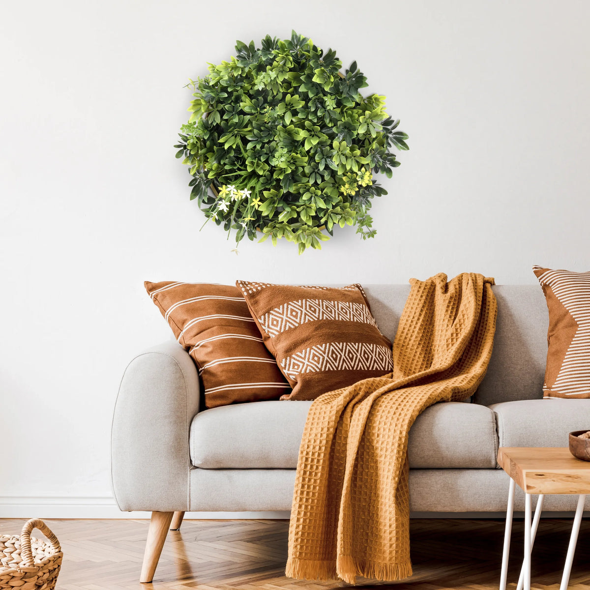Groene Plantmat LEAFLUXE WALL 2 als cirkelvormige wanddecoratie boven een bank van hjh LIVING