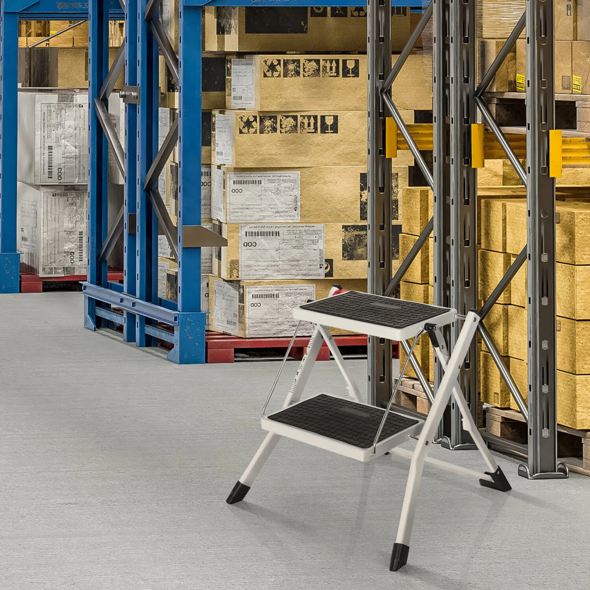 Witte Klaptrap SOLID W1 met twee zwarte treden in een magazijn van hjh OFFICE