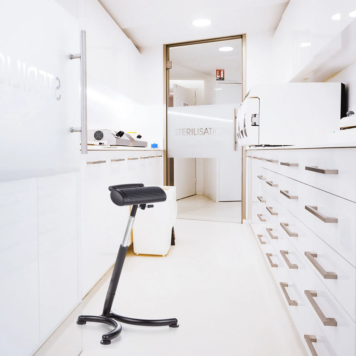 Zwarte stahulp TOP WORK 30 met gepolsterde zitting en voetkruis van hjh OFFICE